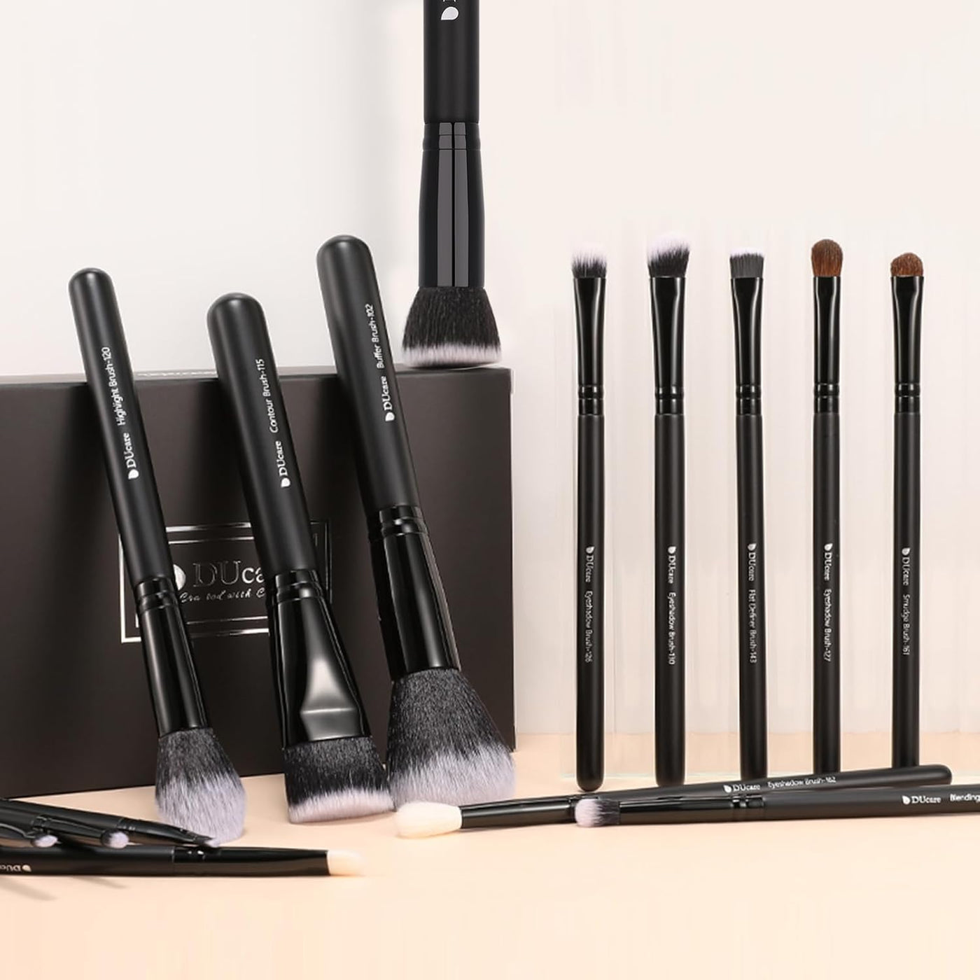 Makeup Brushes 15Pcs Premium Synthetic Kabuki Makeup Brush Set, Professional Foundation Concealers Powder Blush Blending Face Eye Shadows Black Brush Sets